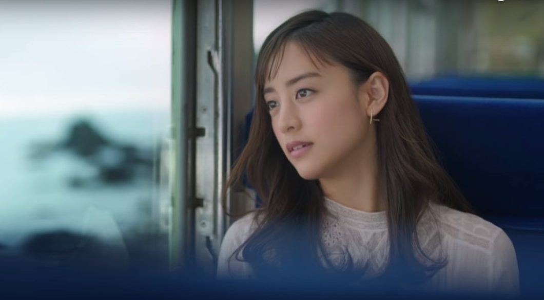 ニベア Nivea リップcmの女優は誰 電車で景色を眺める女性が気になる Kininalu
