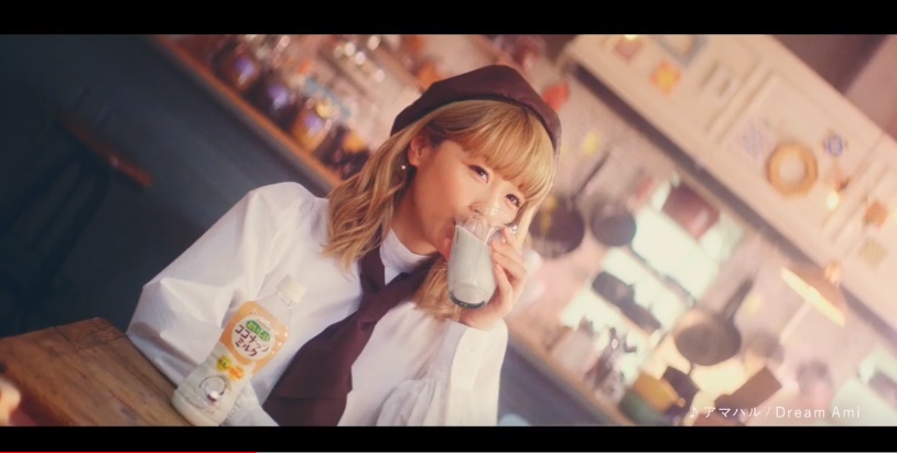 おいしいココナッツミルクcmの女優は誰 カフェ店員役の金髪女の子がかわいい Kininalu