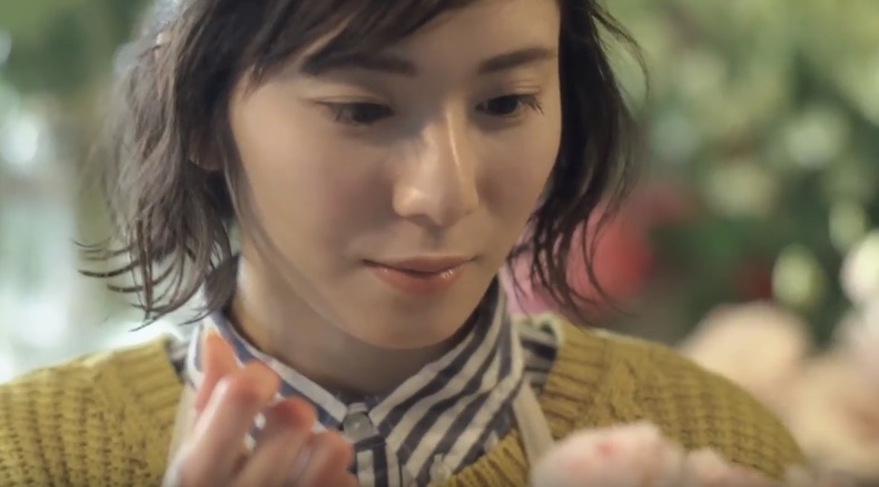 マウントレーニアcmの女優は誰 コーヒーを飲む花屋の店員役の女の子がかわいい Kininalu