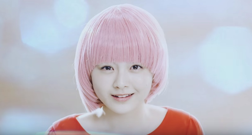 Bs11のcm妖精役の女性は誰 ピンクの髪色をした赤いワンピースの女優がかわいい Kininalu