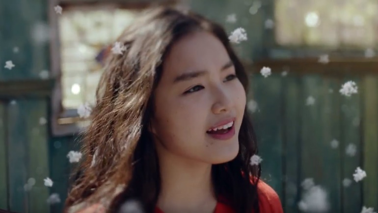 蜜と雪cmの女優は誰 粉雪 を歌う赤ワンピースの女性がかわいい Kininalu
